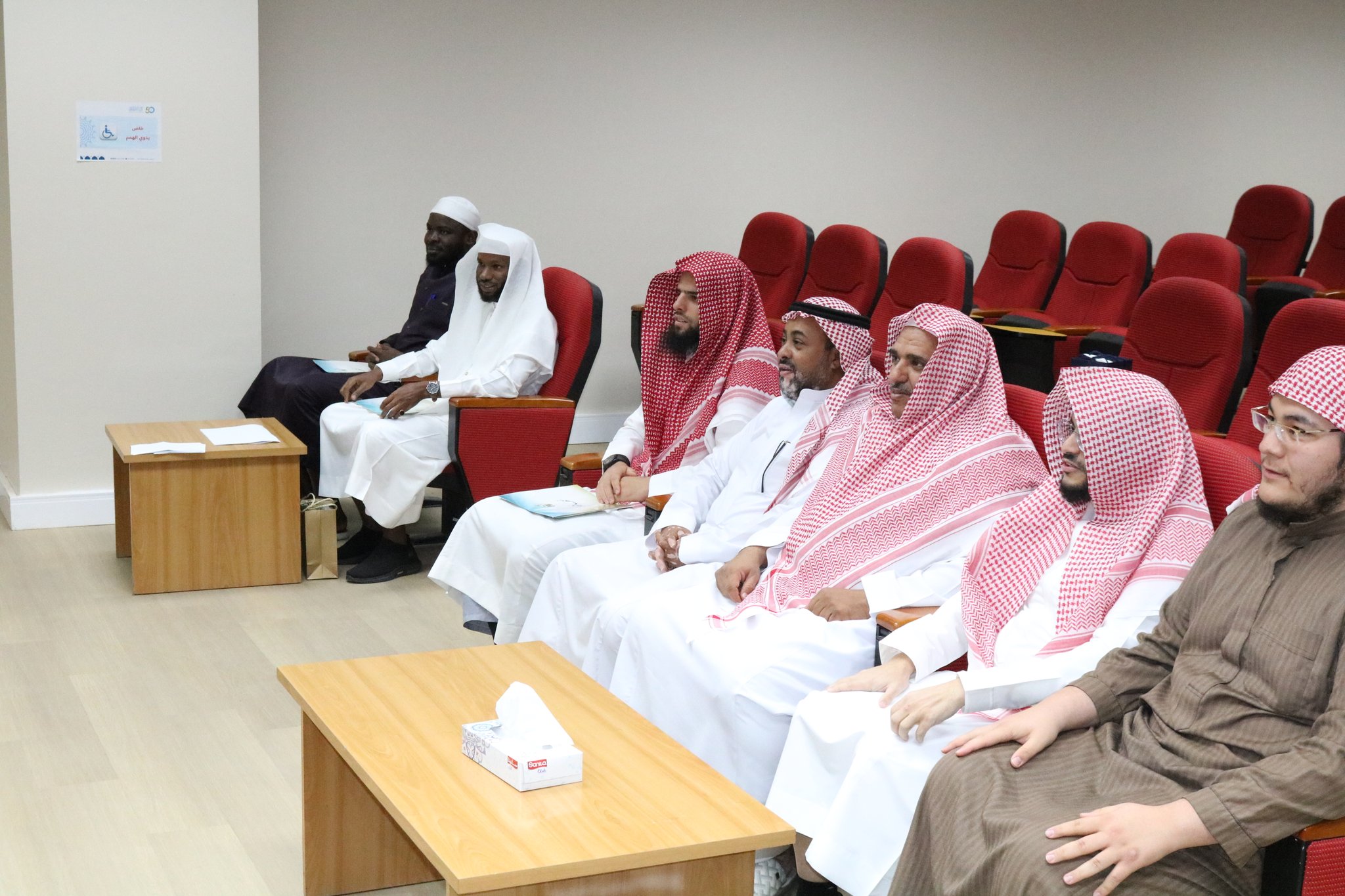 بالتعاون مع وحدة التوعية الفكرية اختتمت كلية القرآن الكريم مسابقة طلابية في التوعية الفكرية وتكريم الفائزين